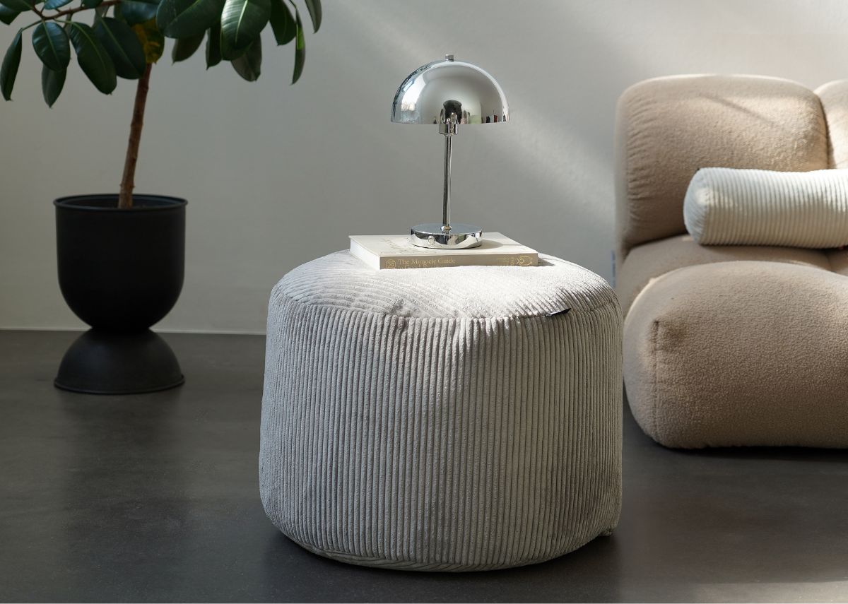 Cord Pouf mit kabelloser Tischlampe