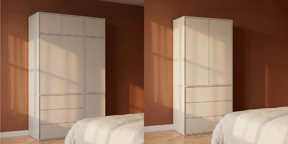 Twee crèmekleurige kledingkasten naast elkaar, greeploos, voor een terracotta muur met zonlicht en raamschaduwen