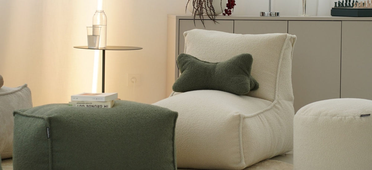 Sitzsack Sessel und Pouf in Bouclé, gemütliche Wohnzimmerecke 