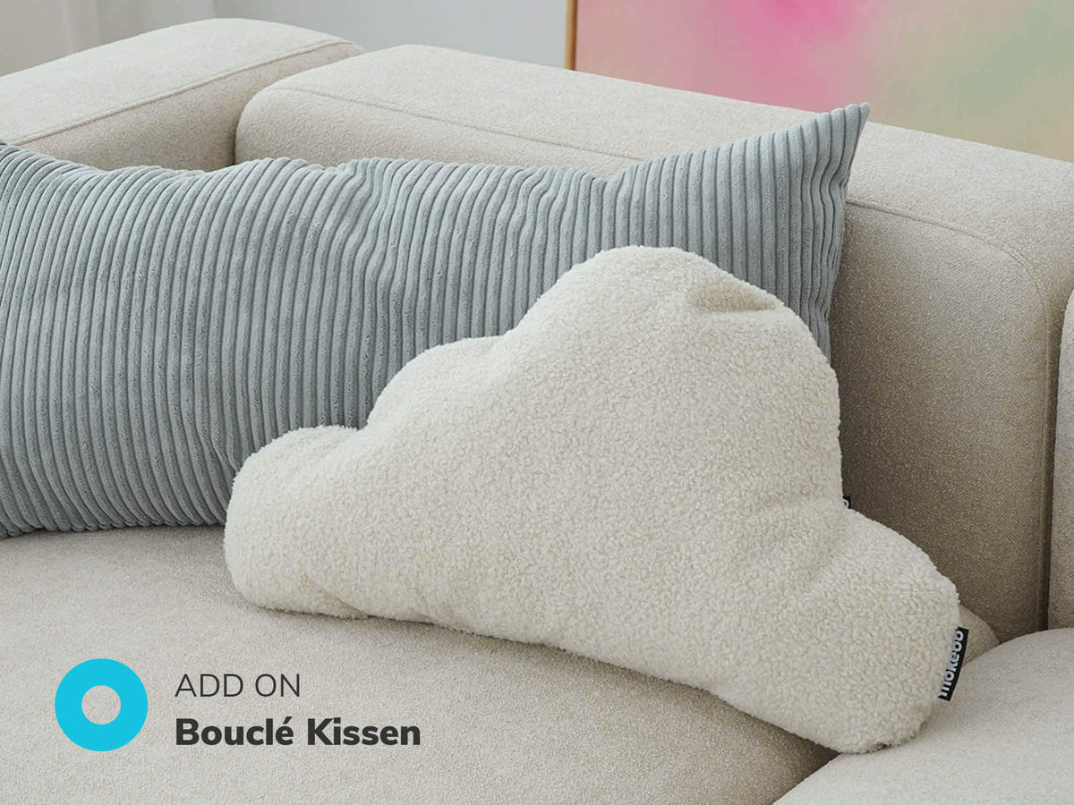 Cord Kissen und Dekokissen in Bouclé Stoff 'Cloud' liegen aneinander in einer Sofaecke 