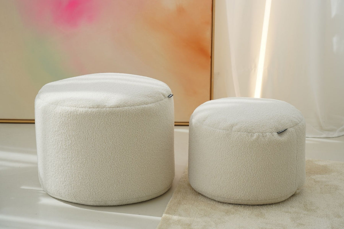 Bouclé poefs in Ivory in twee maten