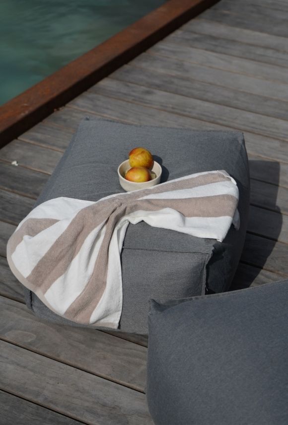 Outdoor Pouf 'Der Ruhepouf' auf Holzterrasse 