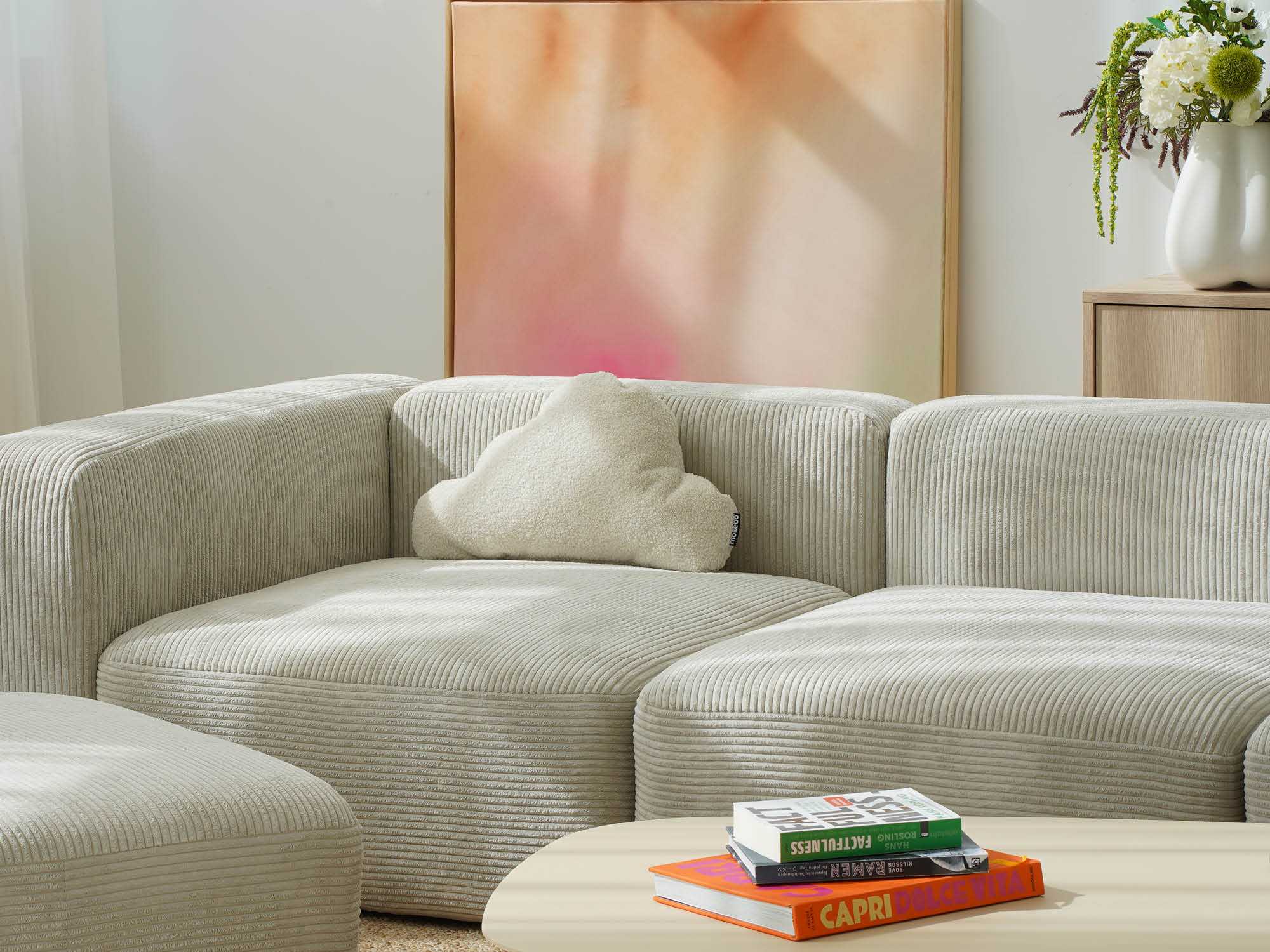 Dekokissen 'Cloud' in bouclé auf Cordsofa