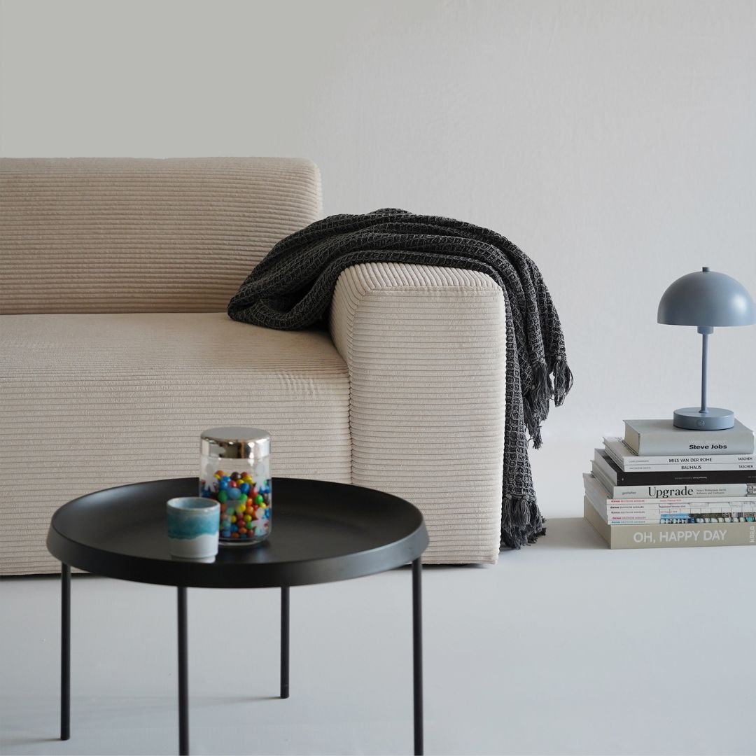 Sofa aus Cord in beige angeschnitten, Armlehne des Sofas 