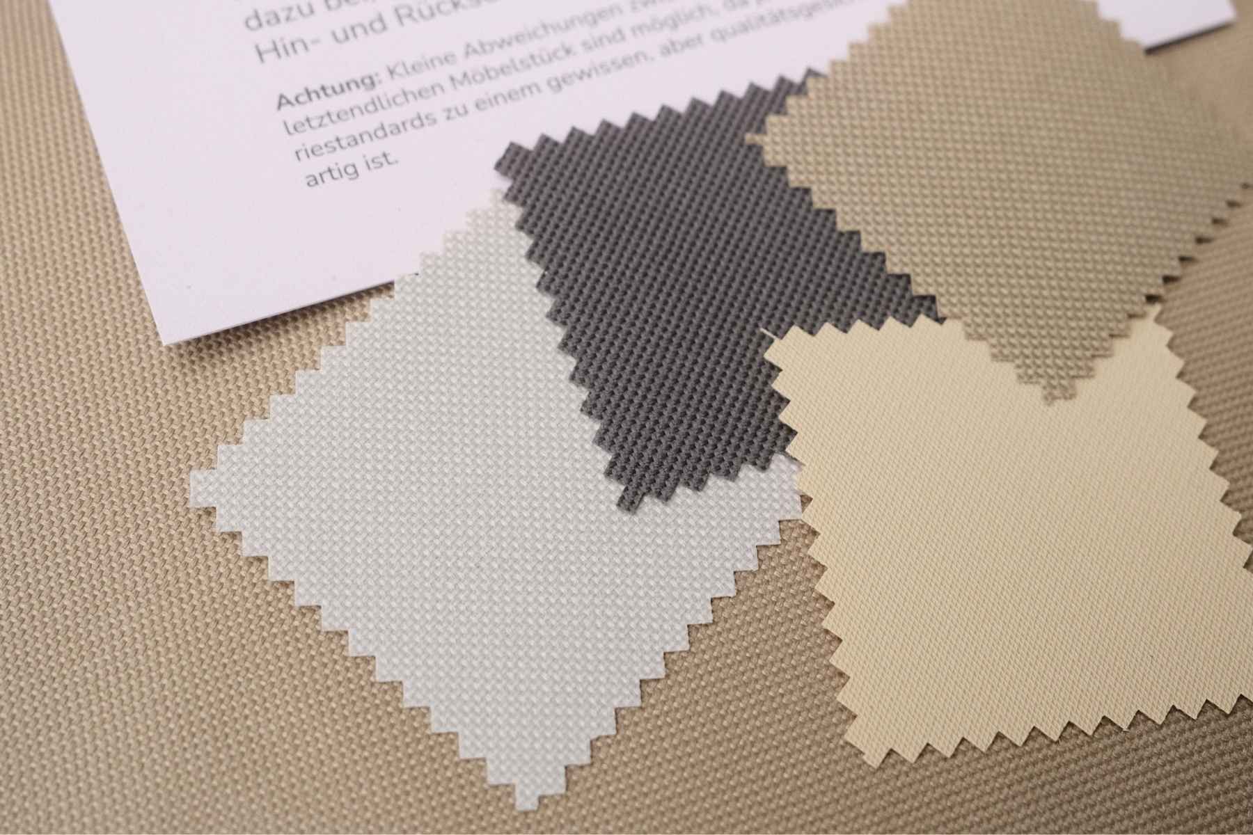Stoffproben von dem Outdoorstoff Brava in hellgrau, anthrazit, Khaki und creme. 