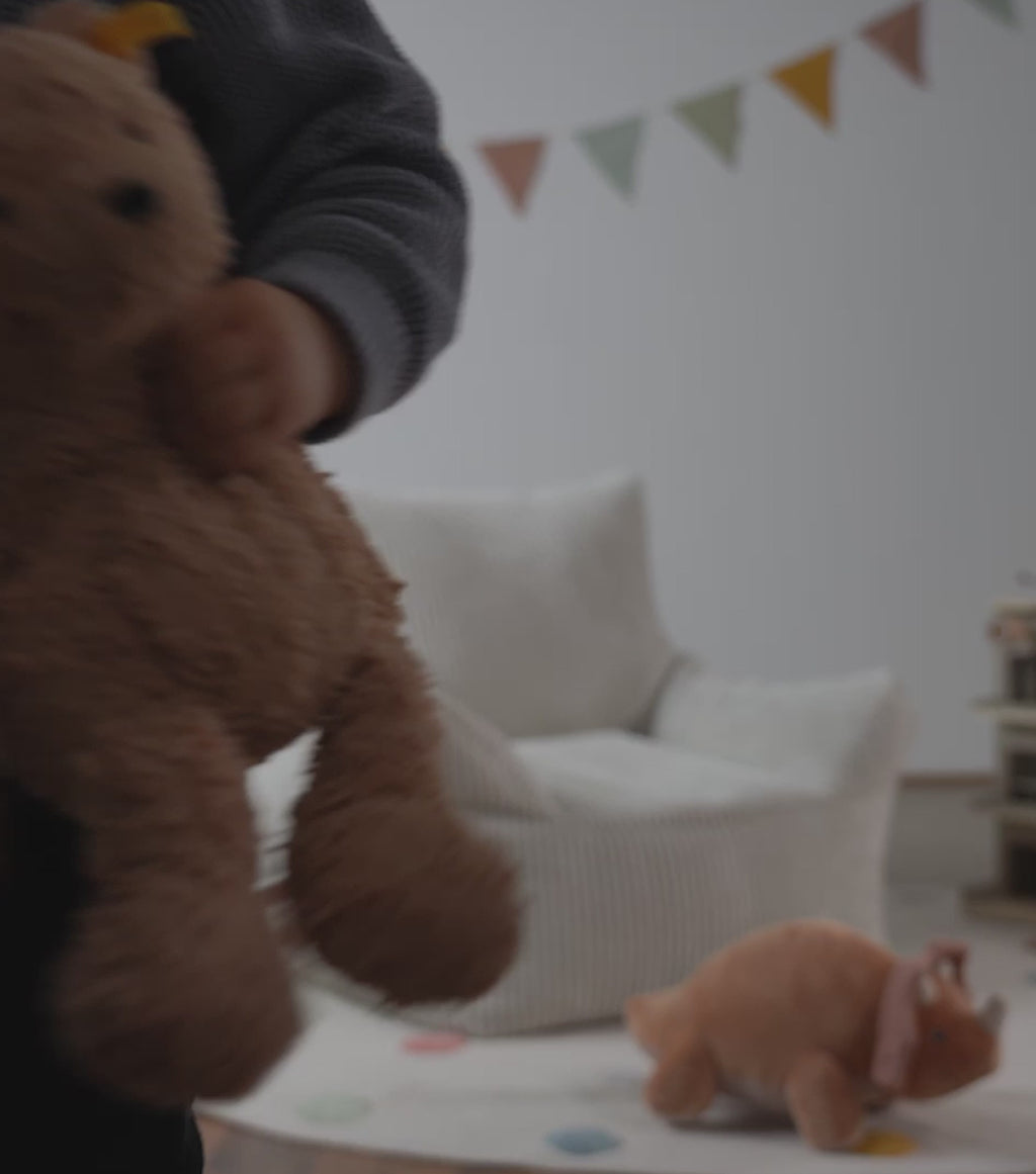 Produktvideo Kinder Sitzsack 'Der Pausenheld' aus Cord. Kind spielt auf dem Sitzsack und trägt den Sitzsack durch den Raum. 